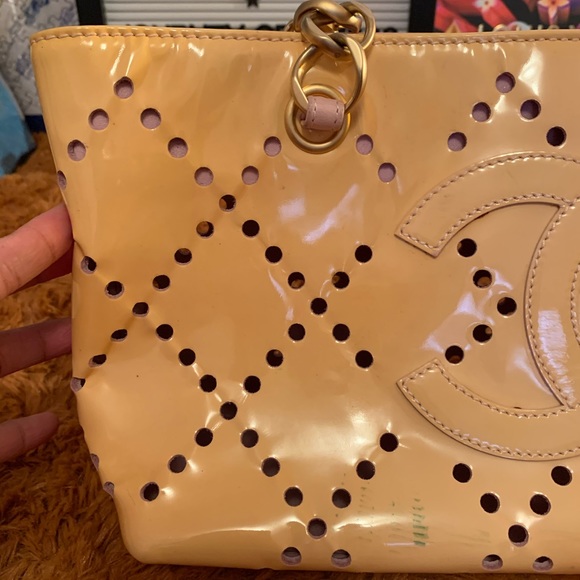 💯 Authentic Chanel Cream Perforated Shopper - Picture 8 of 16